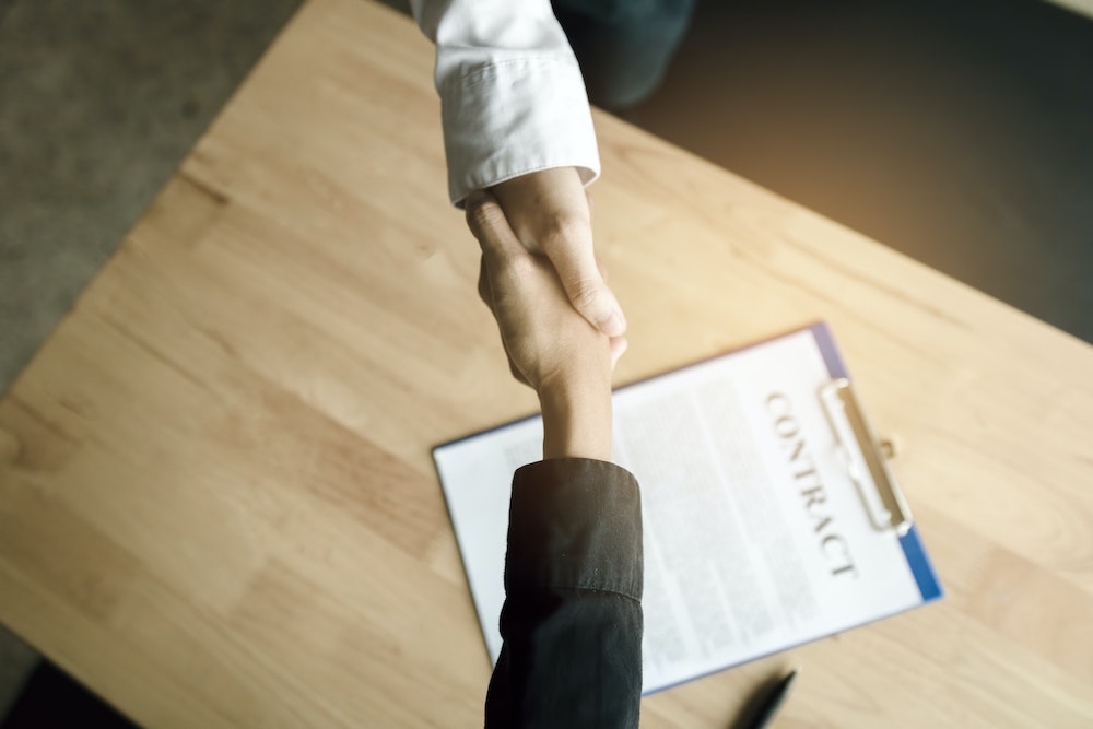 Les Implications Juridiques des Contrats de Travail : Un Guide Complet pour les Employeurs et les Employés