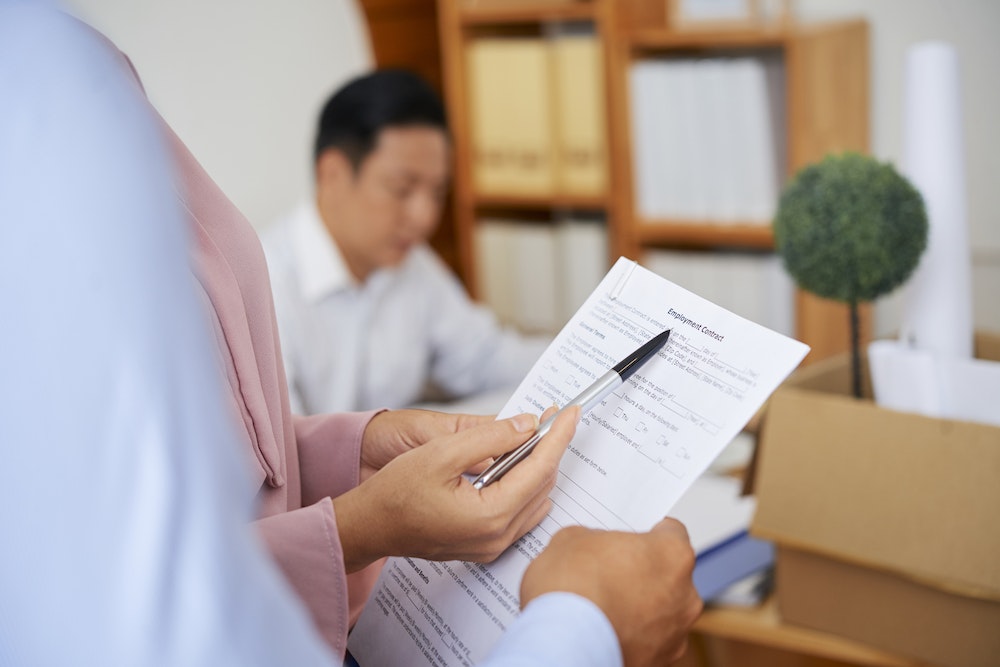 Mettre fin à un contrat de remplacement : les clés pour agir en toute légalité